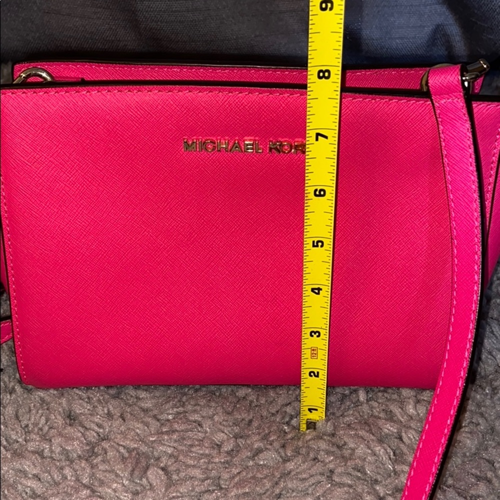 🎉SALE🎉 Michael Kors Hot Pink Saffiano Crossbody - Picture 4 of 6